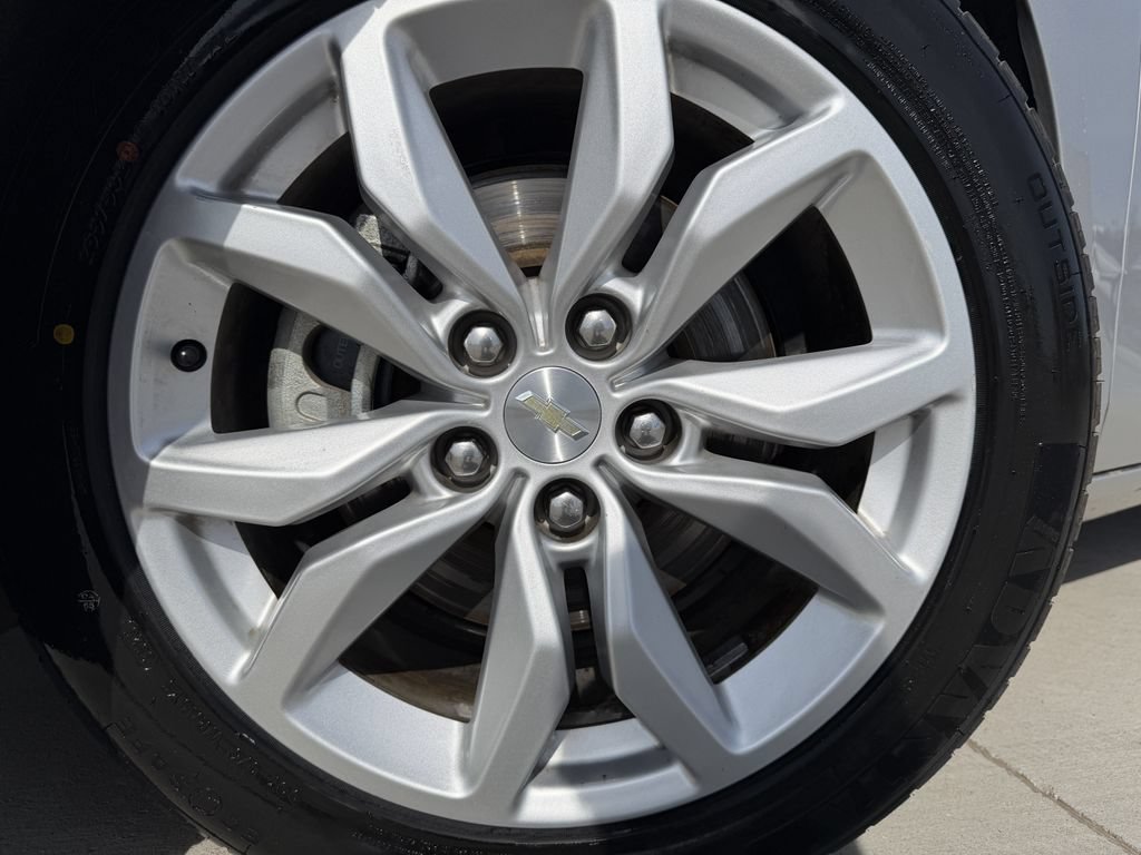 Used 2018 Chevrolet Impala LT FWD image 9
