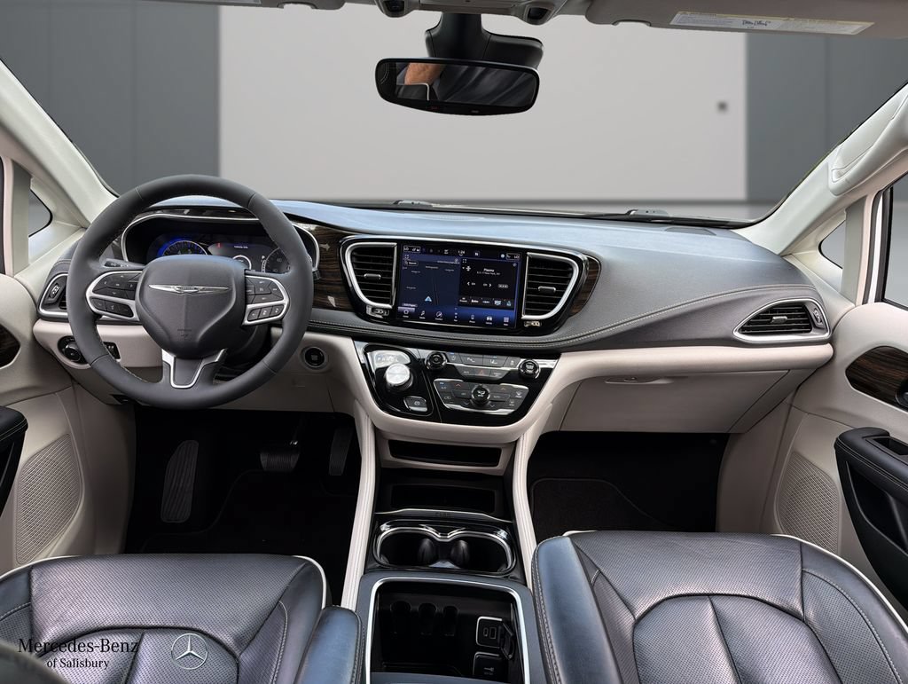 Used 2023 Chrysler Pacifica Limited AWD/4WD image 7