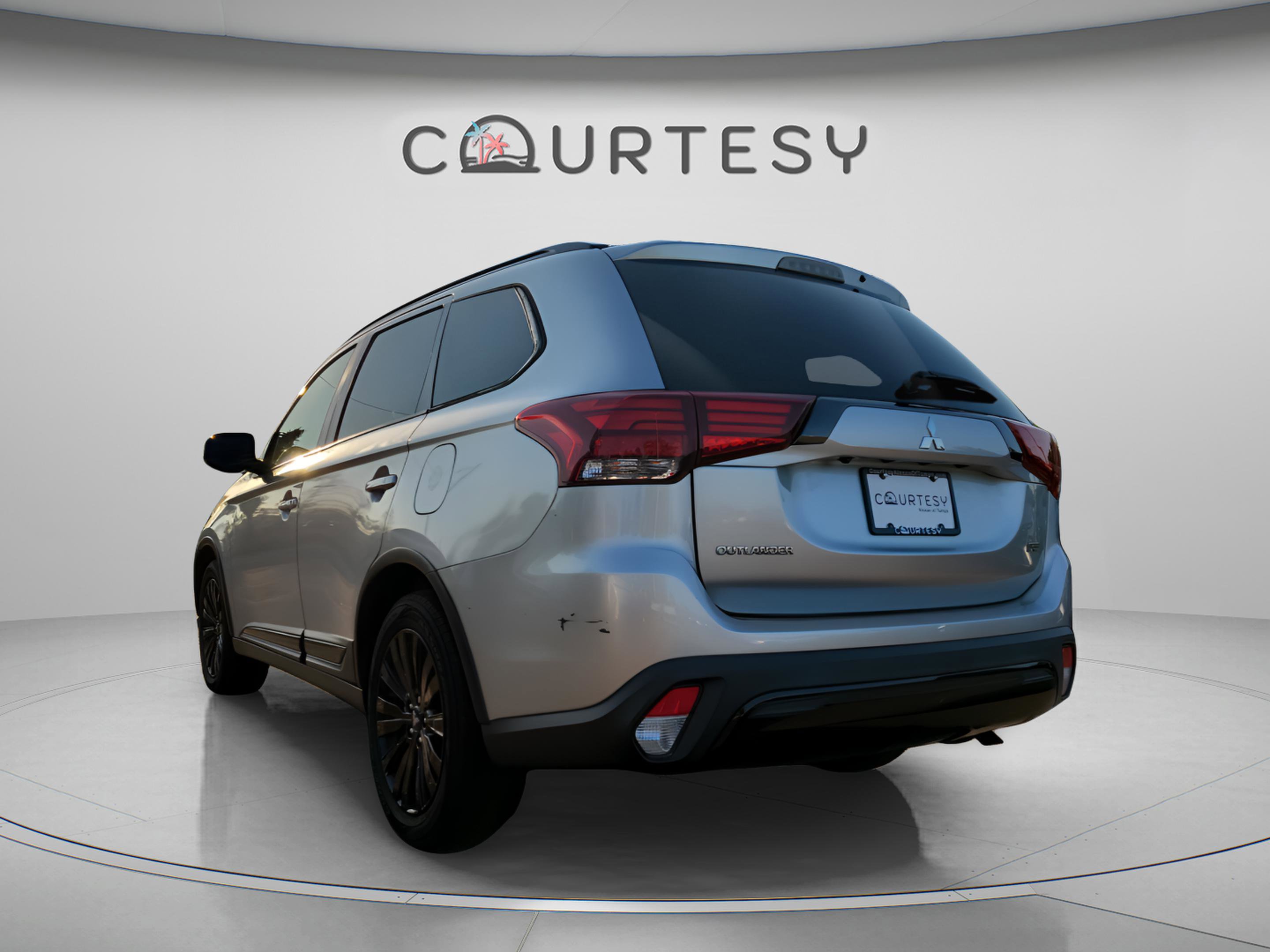 Used 2020 Mitsubishi Outlander SE image 2