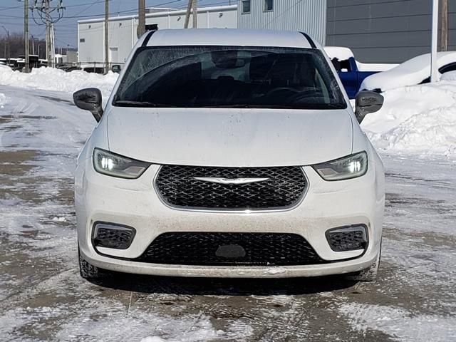 Used 2024 Chrysler Pacifica Touring-L image 3