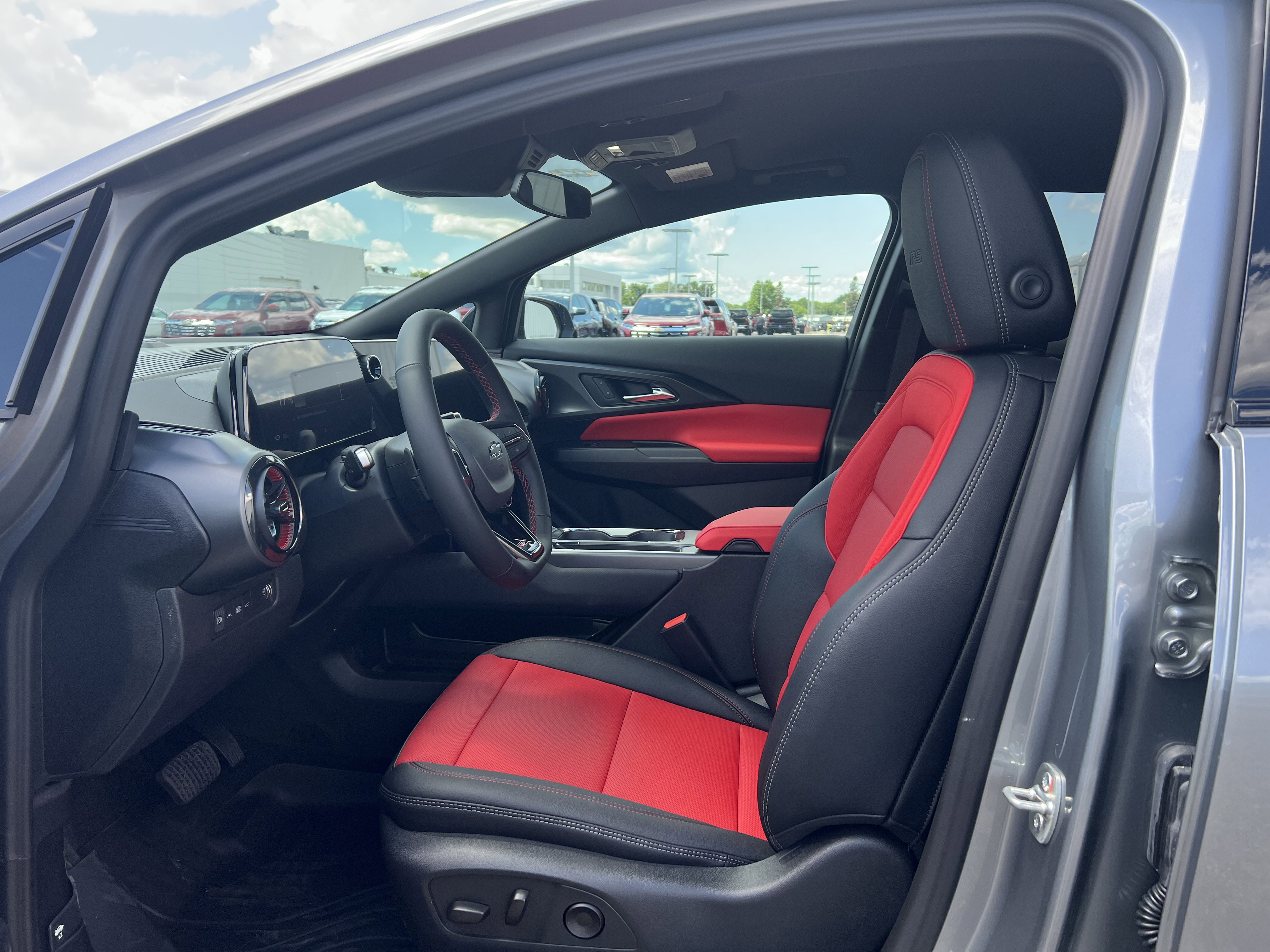 New 2025 Chevrolet Equinox EV RS image 4