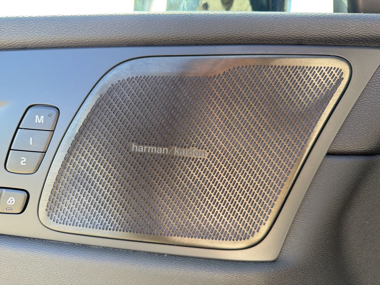 Used 2024 Volvo XC60 B5 Ultimate w/ Protection Package Premier image 15