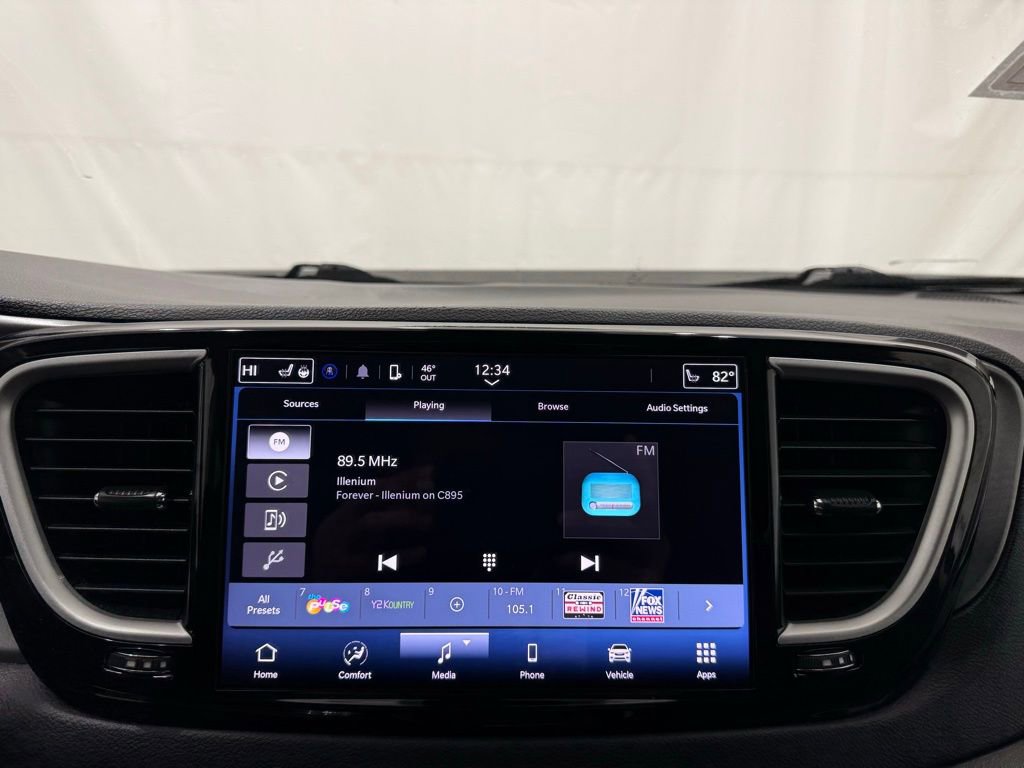 Used 2024 Chrysler Pacifica Touring-L FWD image 37