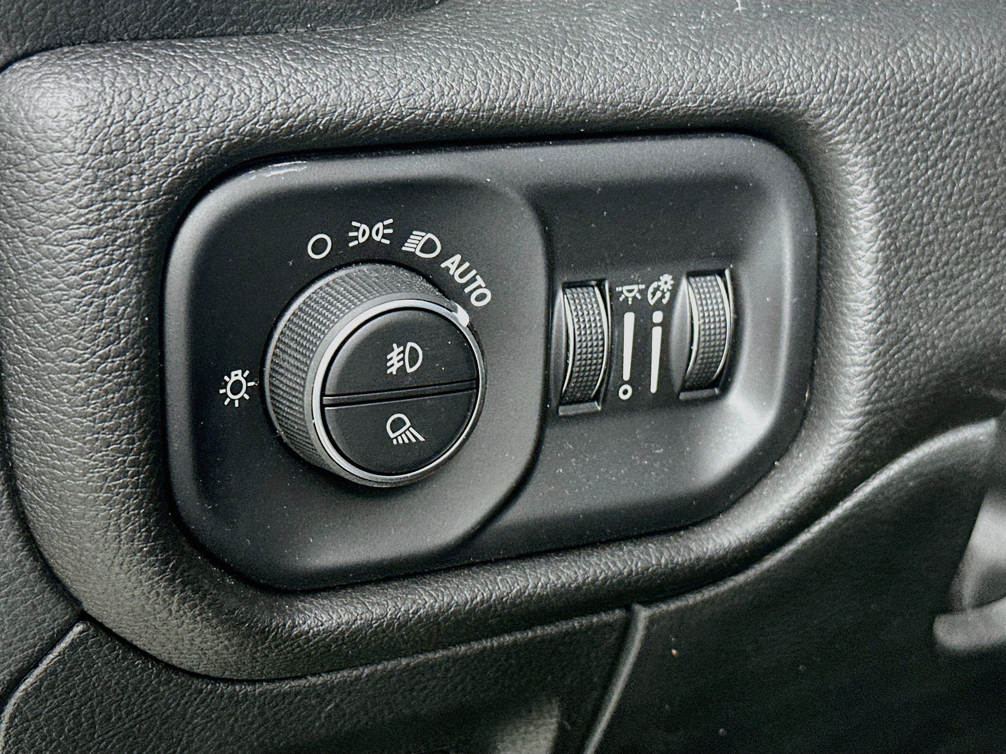 Used 2023 RAM 1500 Laramie AWD/4WD image 10