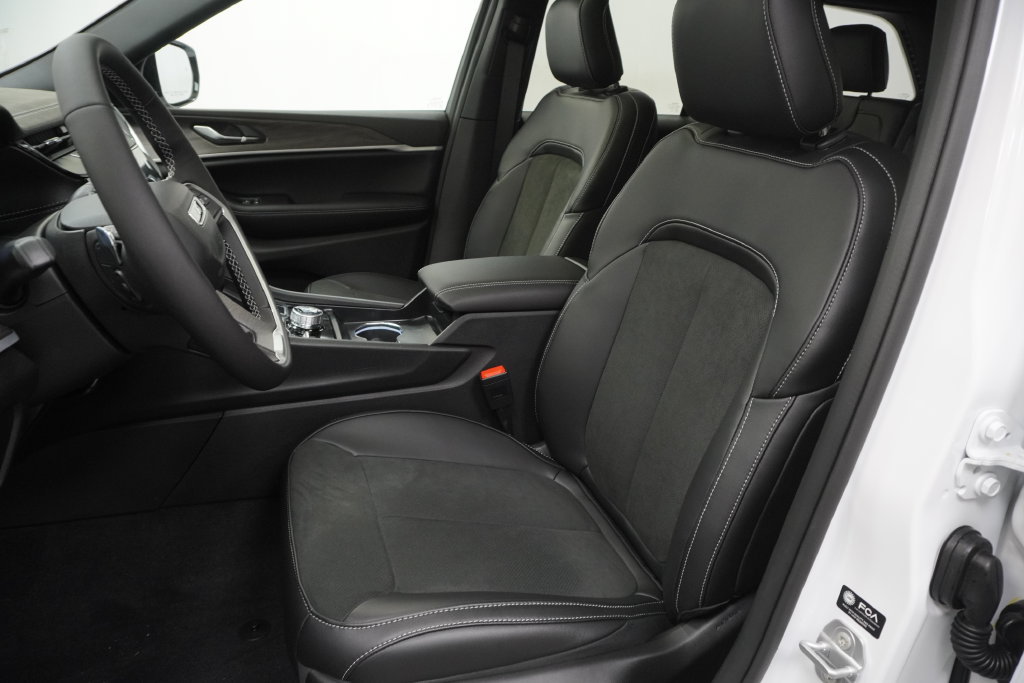 New 2026 Jeep Grand Cherokee Altitude AWD/4WD image 15