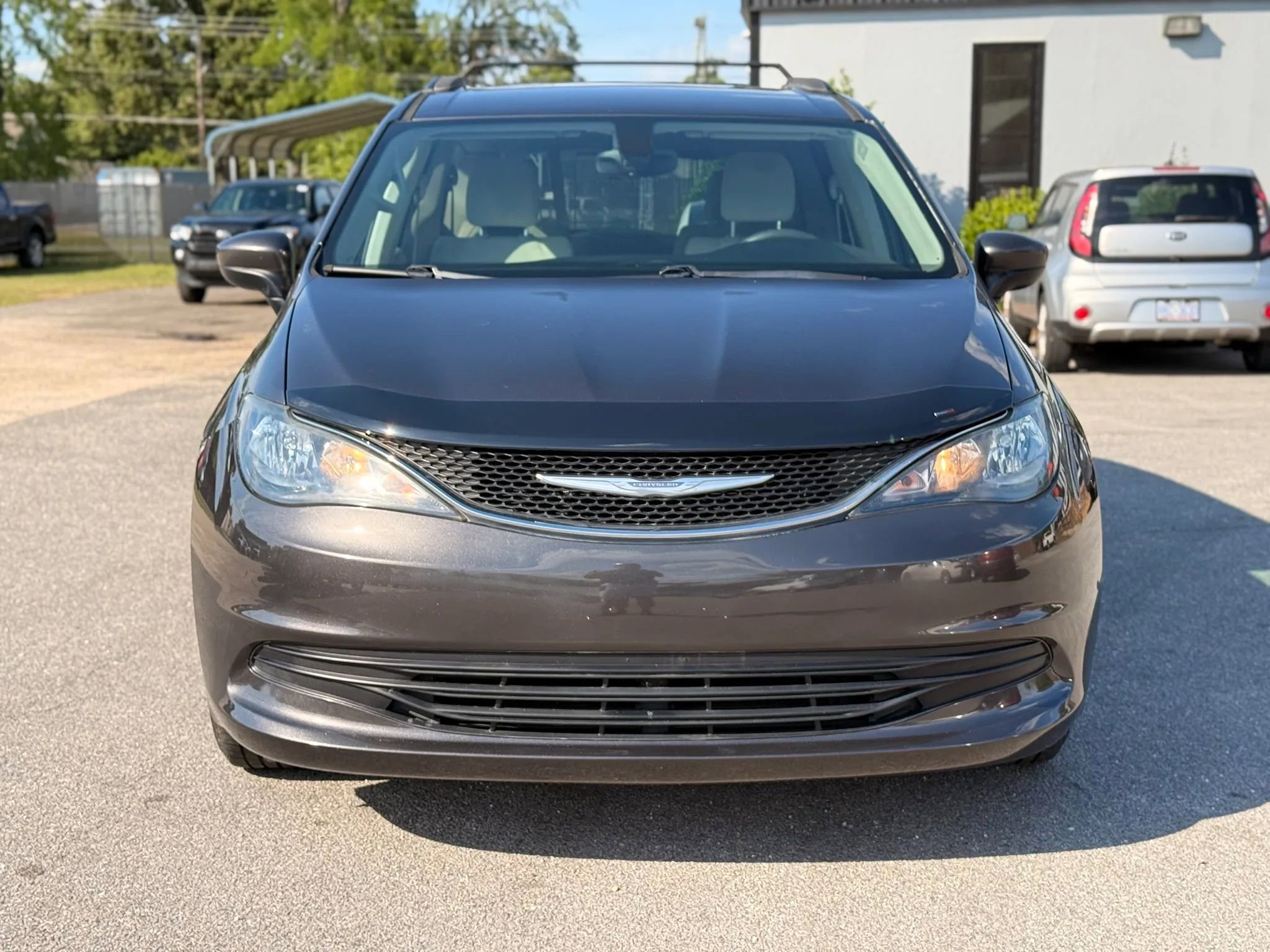 Used 2017 Chrysler Pacifica Touring FWD image 4
