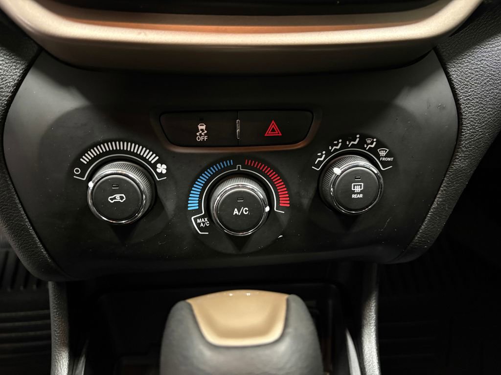 Used 2018 Jeep Cherokee Latitude FWD image 28