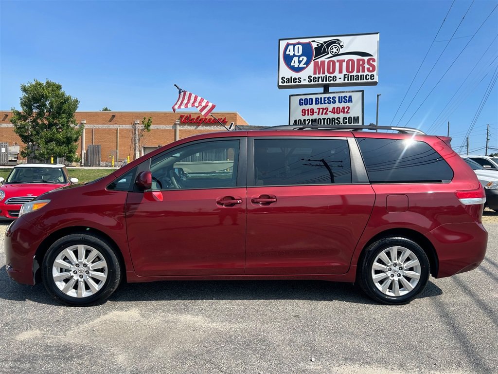 Used 2012 Toyota Sienna LE w/ Towing Pkg AWD/4WD image 2