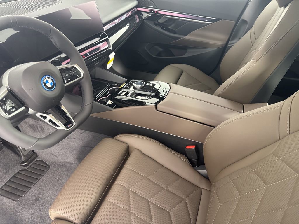 New 2027 BMW 550e xDrive AWD/4WD image 11
