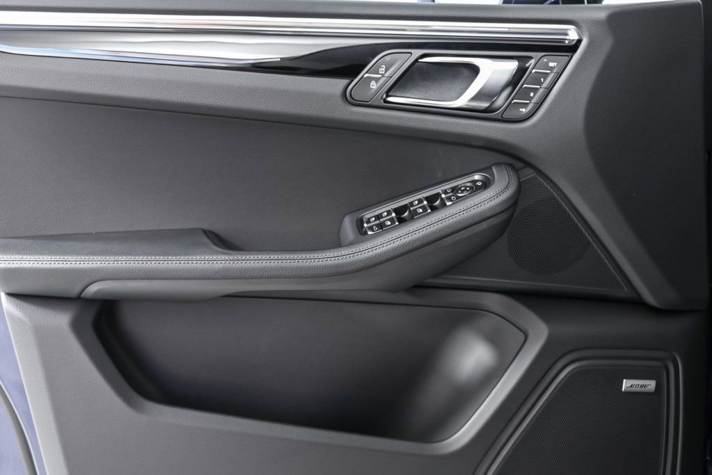 Certified 2026 Porsche Macan AWD/4WD image 6