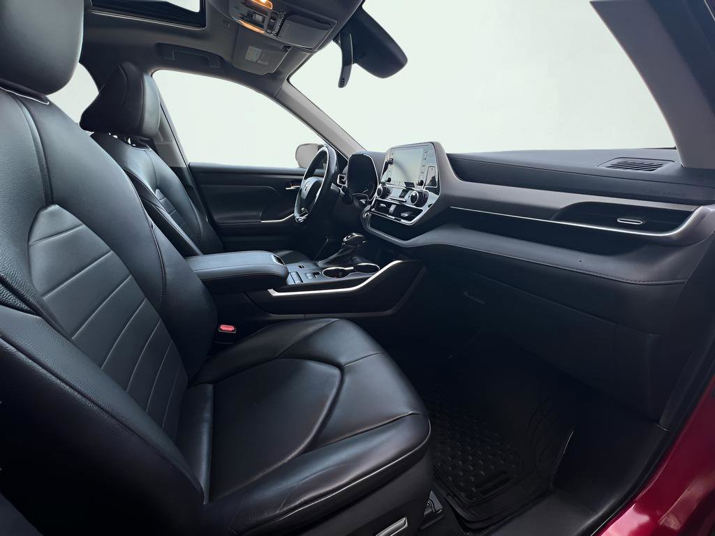 Used 2020 Toyota Highlander XLE image 32