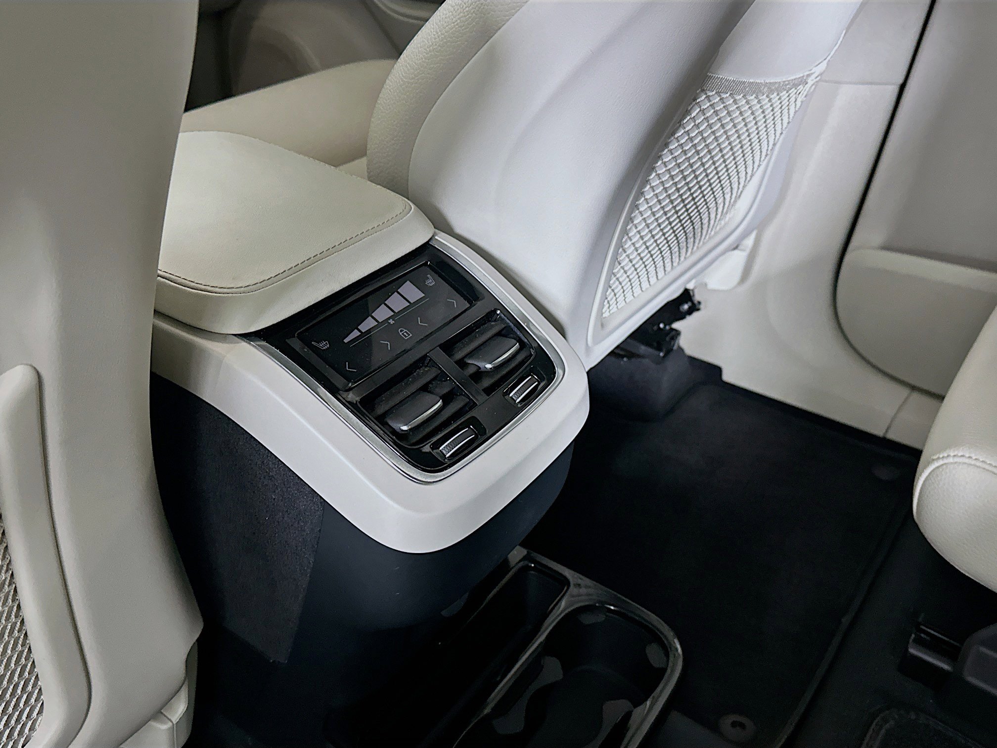 Used 2024 Volvo XC90 B6 Plus image 28