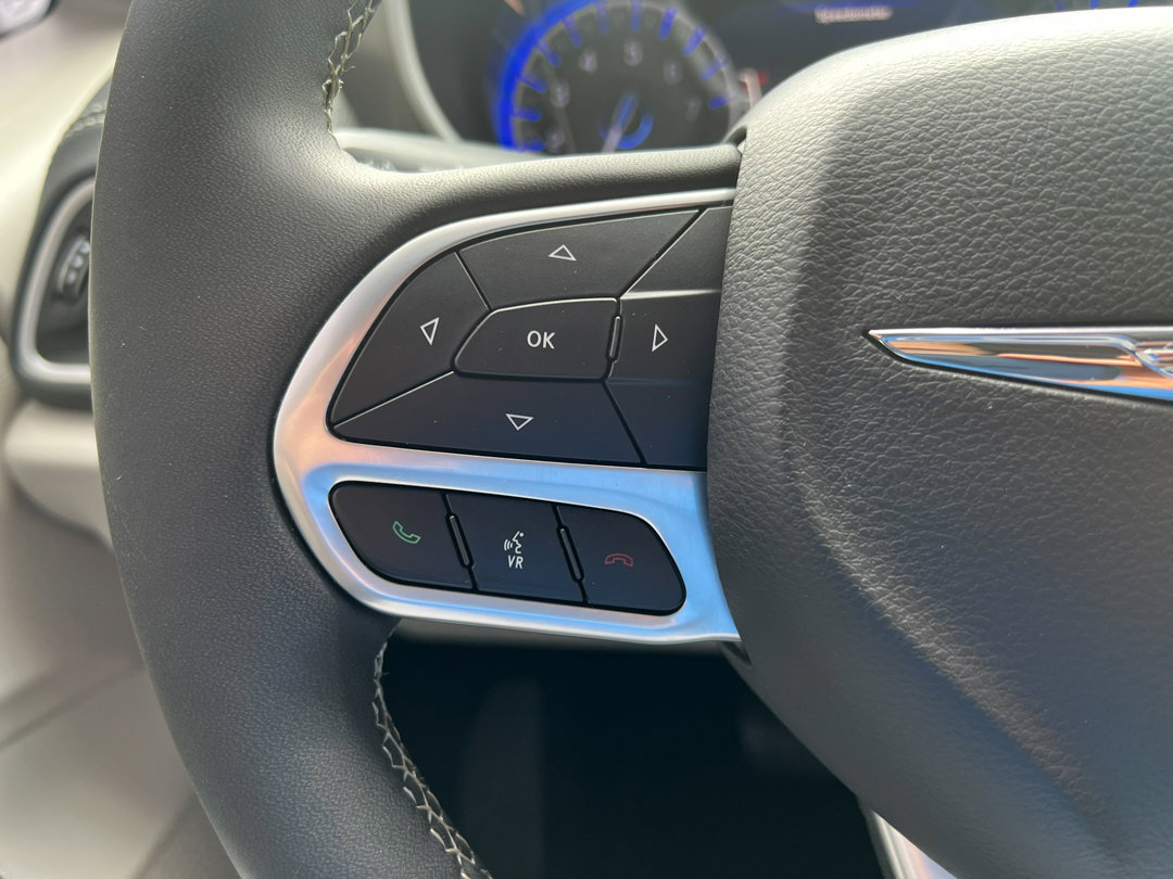 Used 2023 Chrysler Pacifica Touring-L image 22