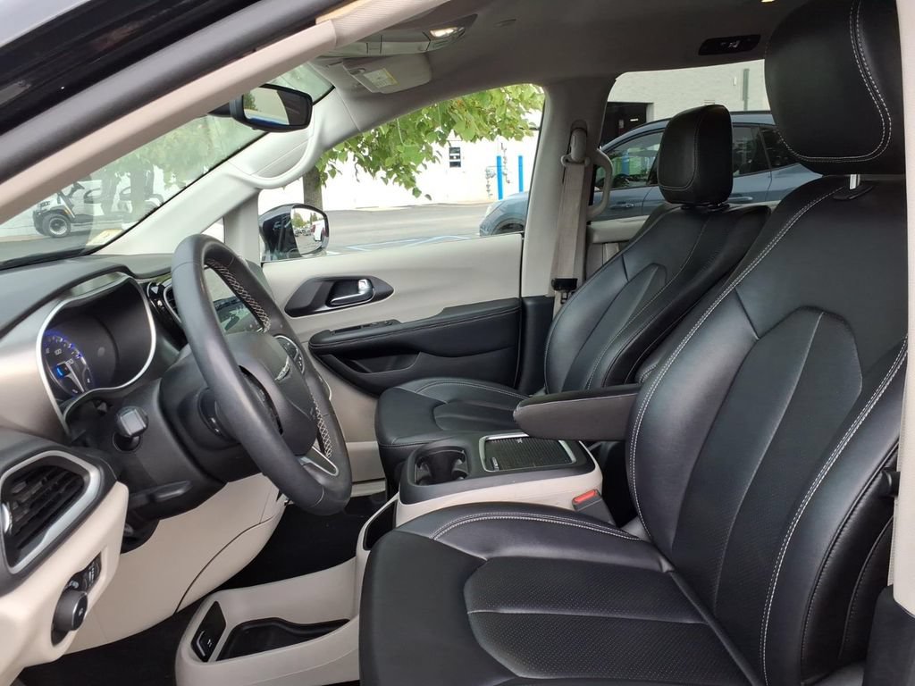 Used 2024 Chrysler Pacifica Touring-L FWD image 17