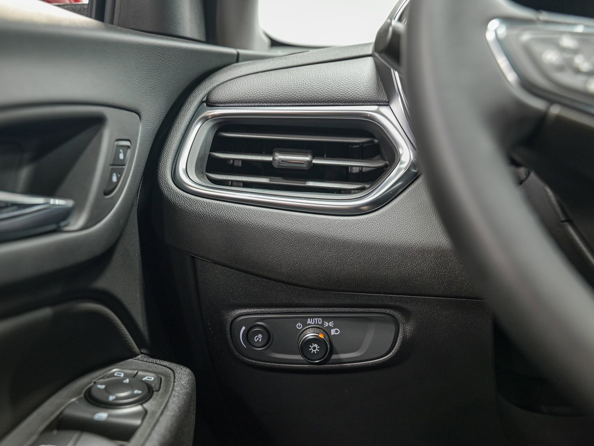 Used 2023 Chevrolet Equinox LT image 18