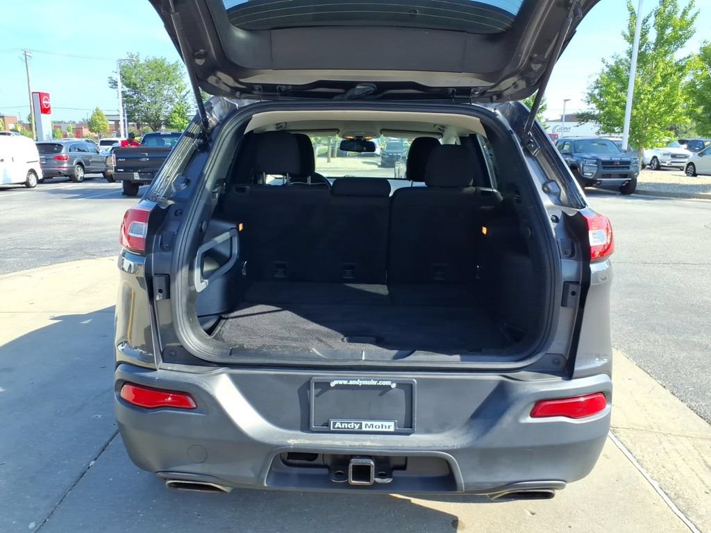 Used 2017 Jeep Cherokee Latitude w/ Cold Weather Group AWD/4WD image 11