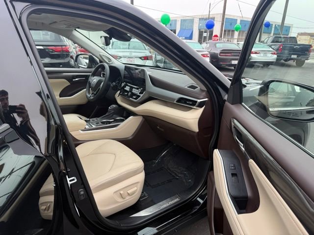 Used 2021 Toyota Highlander Platinum image 14