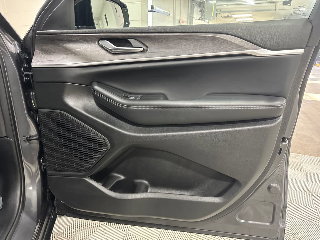 Used 2024 Jeep Grand Cherokee Limited AWD/4WD image 26