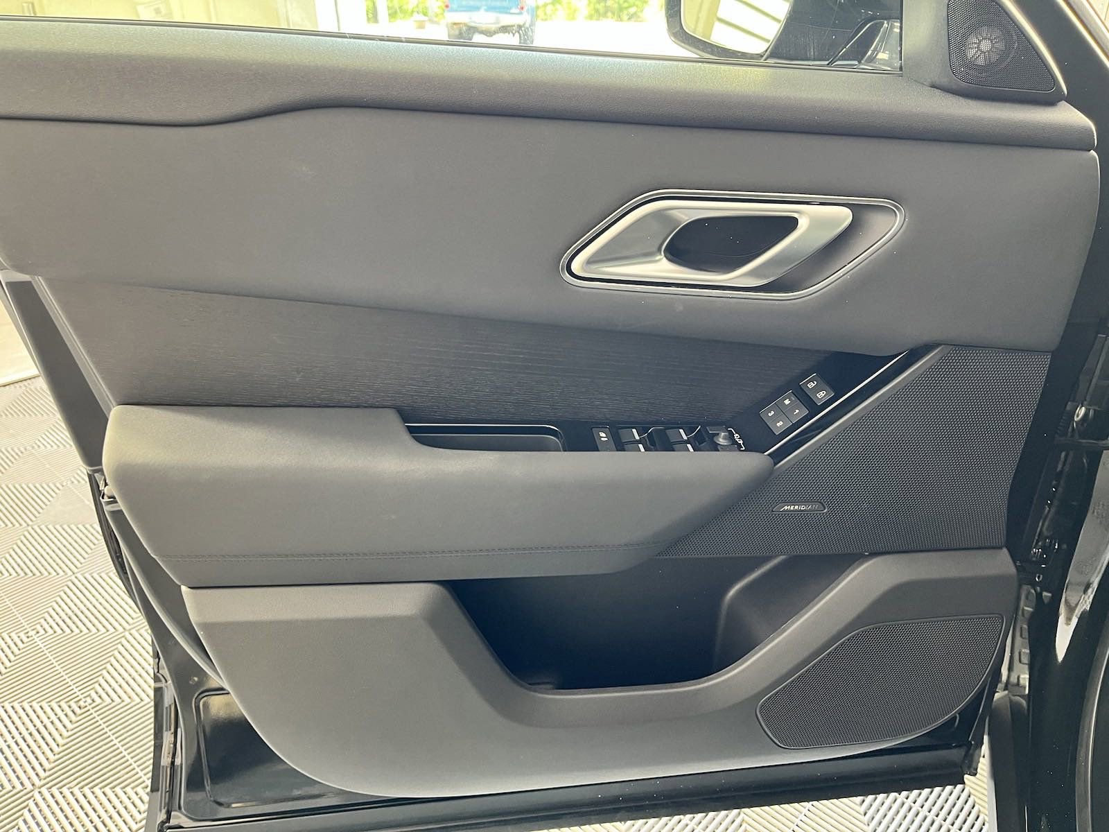 Used 2025 Land Rover Range Rover Velar Dynamic SE image 10