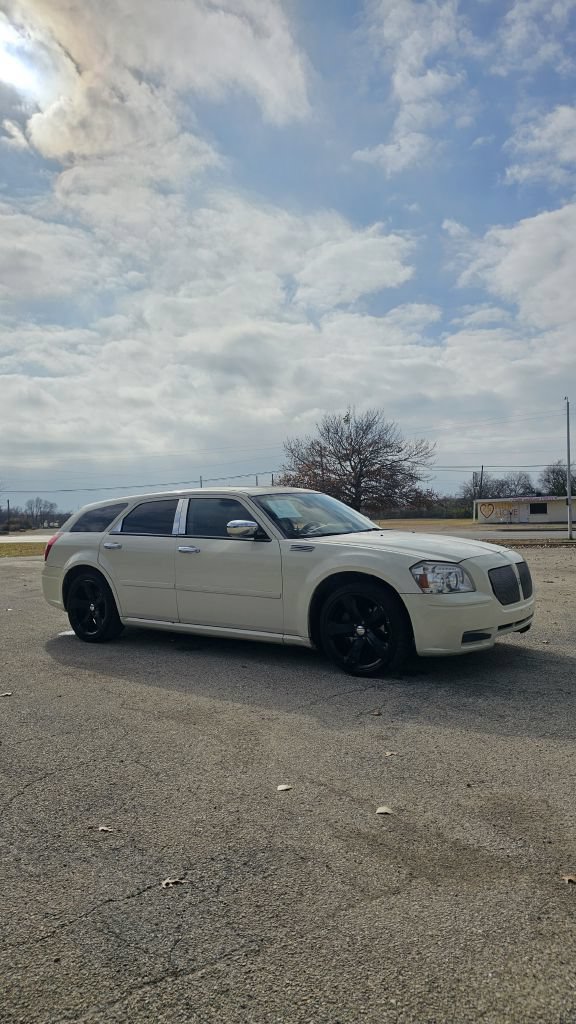 Used 2005 Dodge Magnum SE RWD image 2