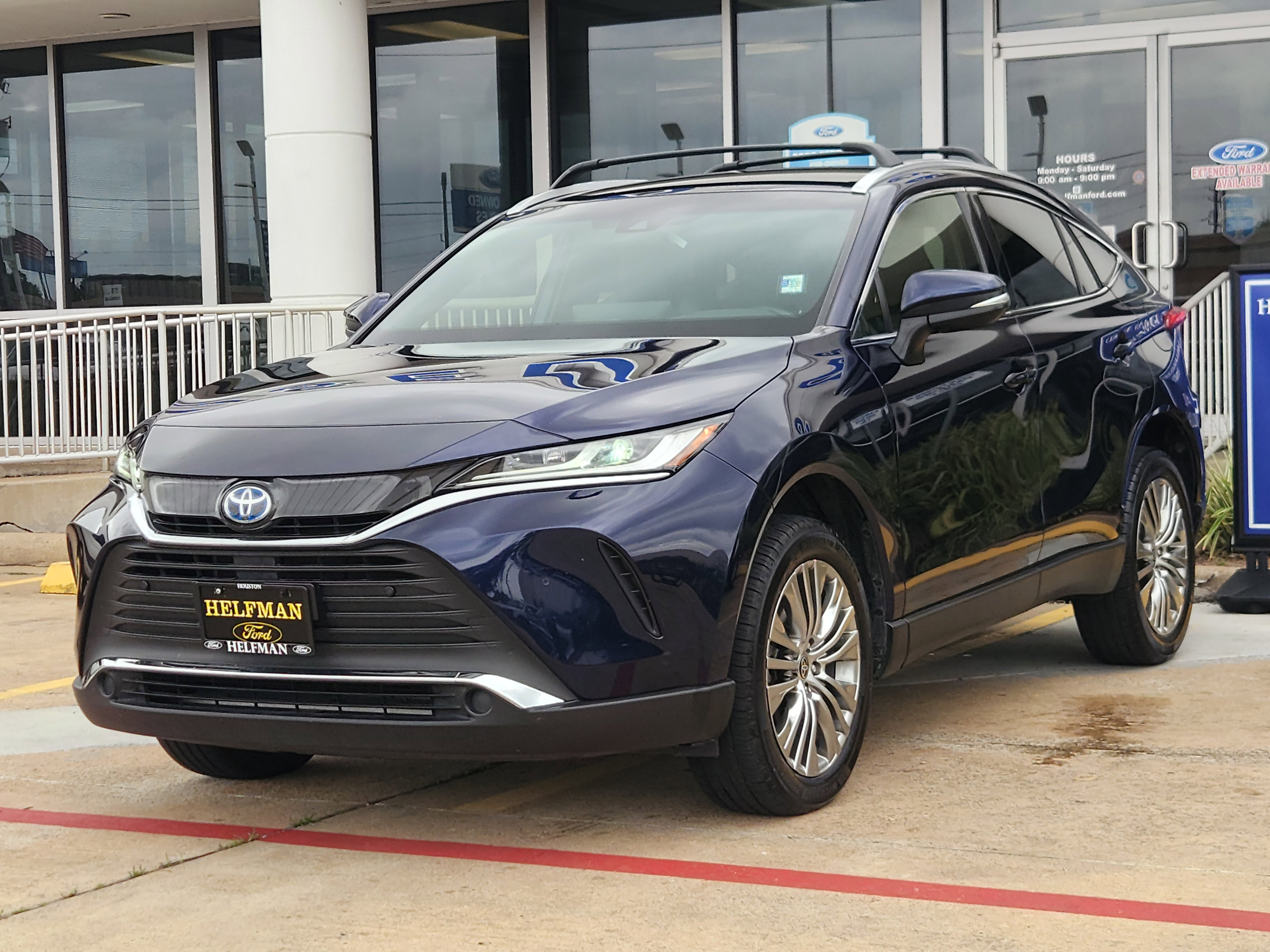 Used 2022 Toyota Venza XLE image 2