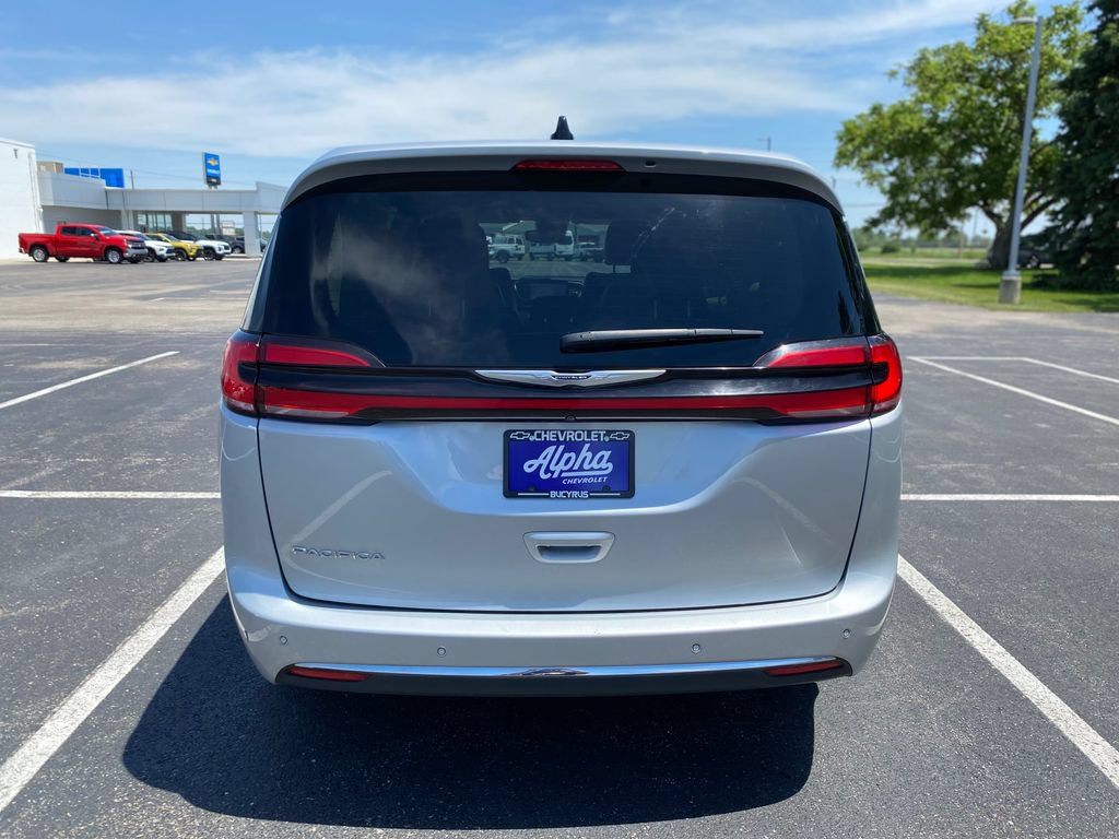 Used 2023 Chrysler Pacifica Touring-L FWD image 6