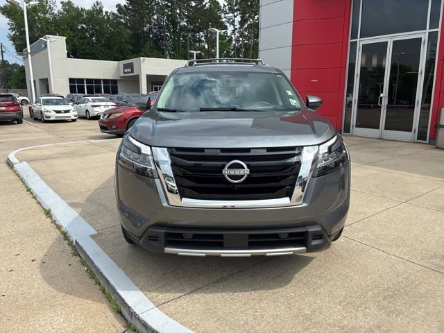 Used 2024 Nissan Pathfinder Platinum FWD image 2