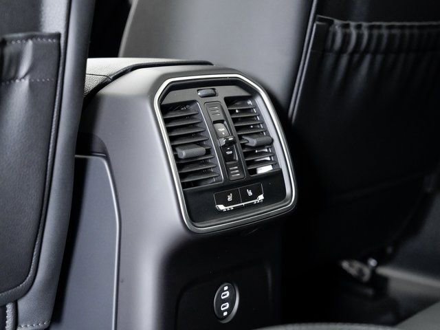 Certified 2025 Porsche Macan image 23