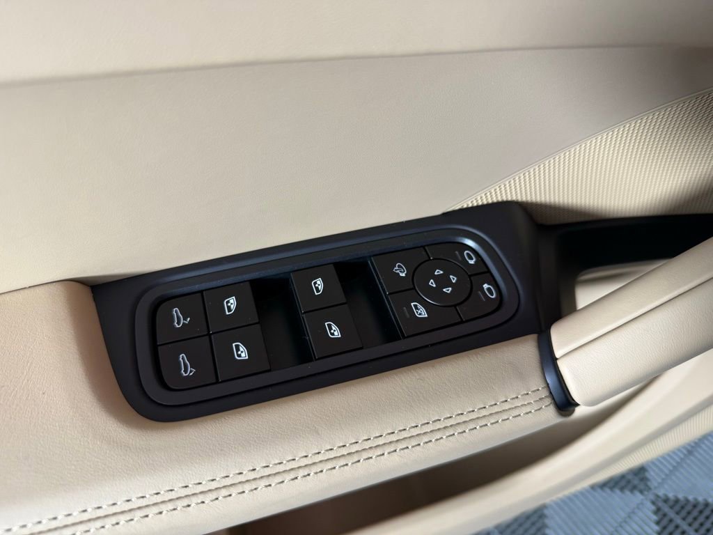 Certified 2025 Porsche Cayenne Coupe image 26