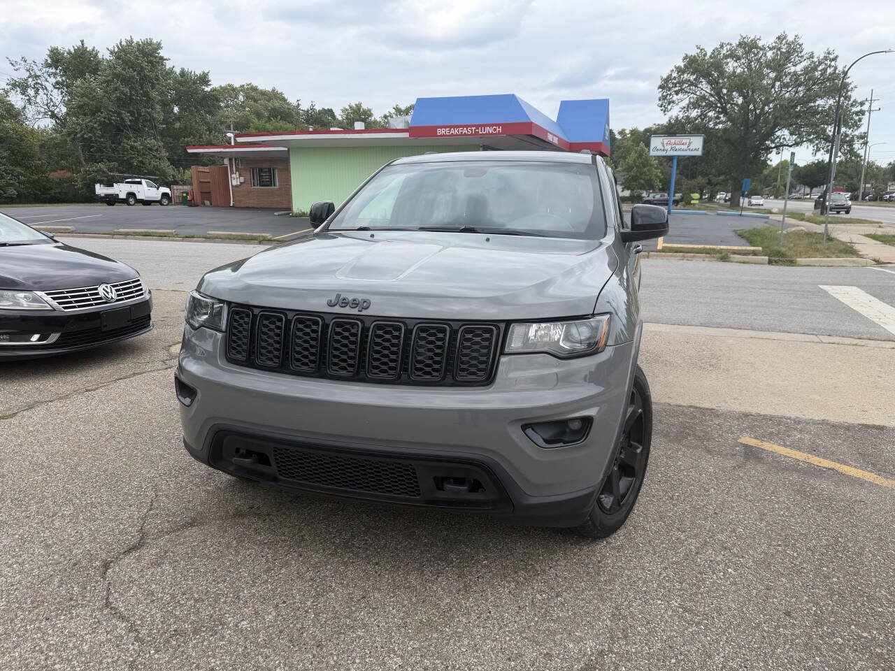 Used 2019 Jeep Grand Cherokee Laredo AWD/4WD image 4