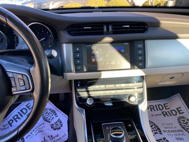 Used 2017 Jaguar XF Premium image 19