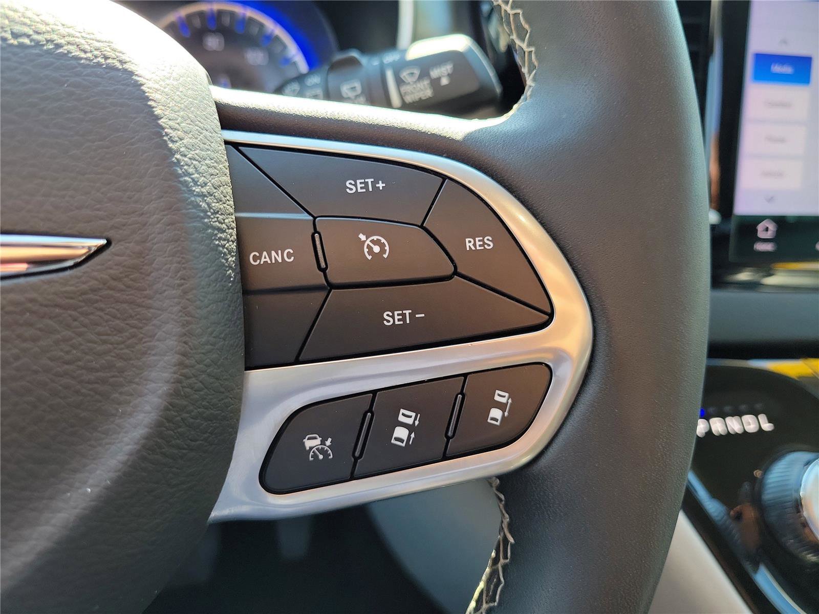 Used 2023 Chrysler Pacifica Touring-L FWD image 26