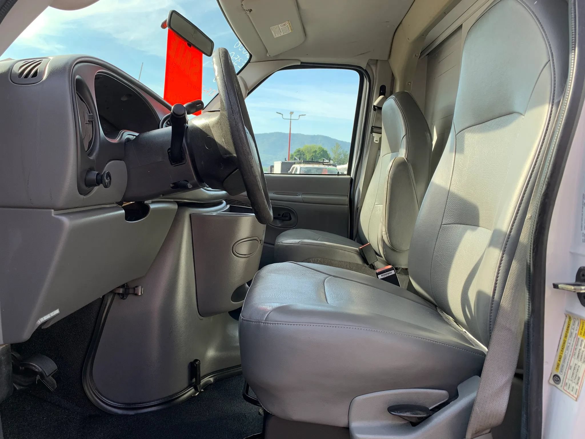 Used 2006 Ford E-350 and Econoline 350 Super Duty RWD image 9
