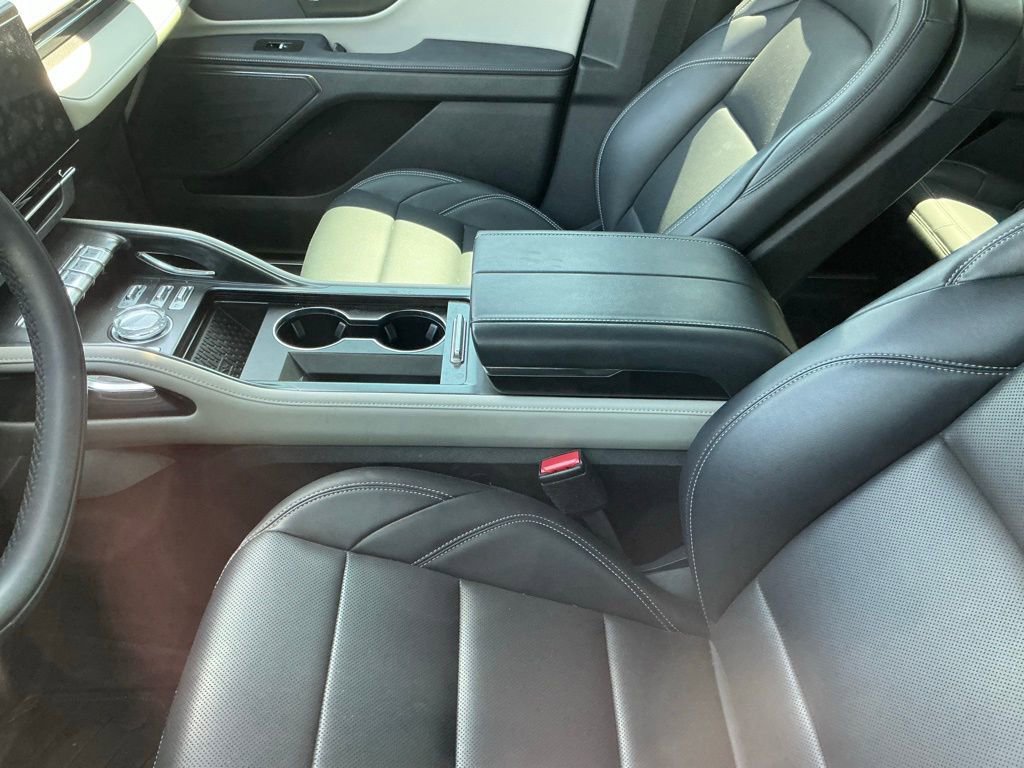 Used 2025 Lincoln Nautilus Premier image 4