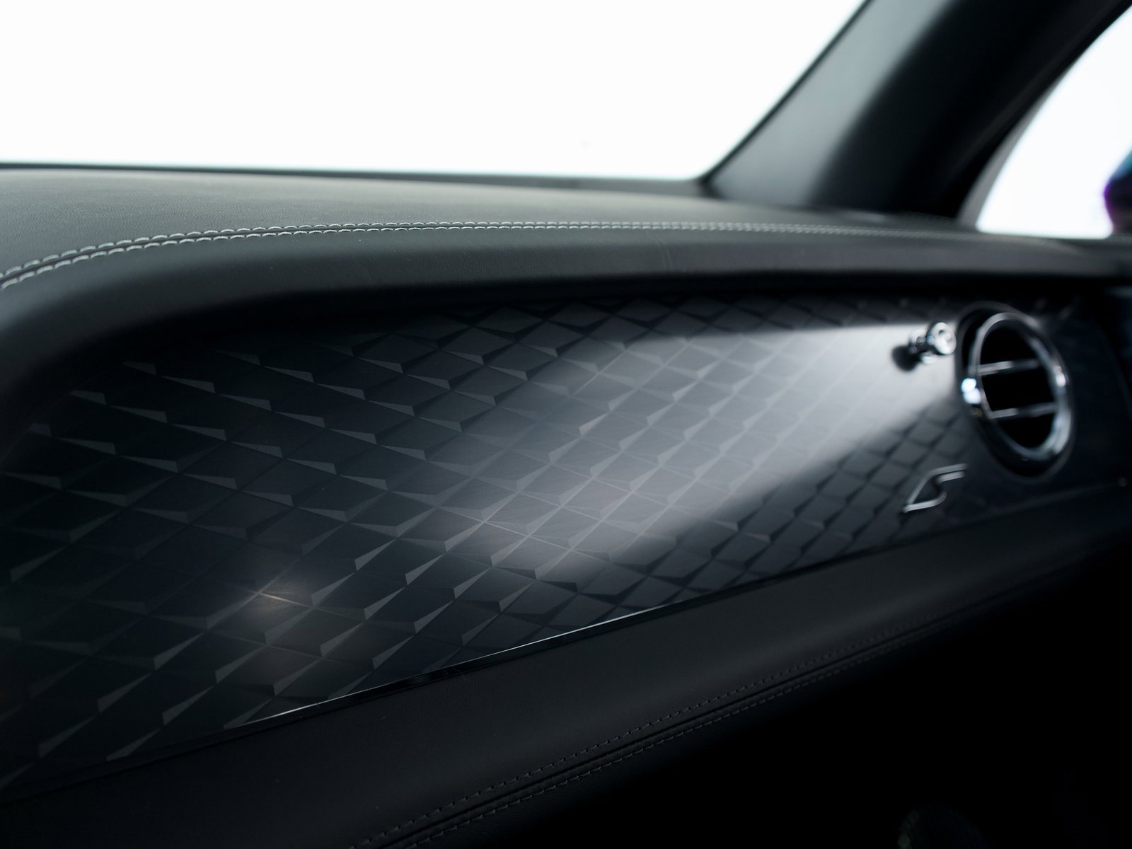 Used 2025 Bentley Bentayga image 42