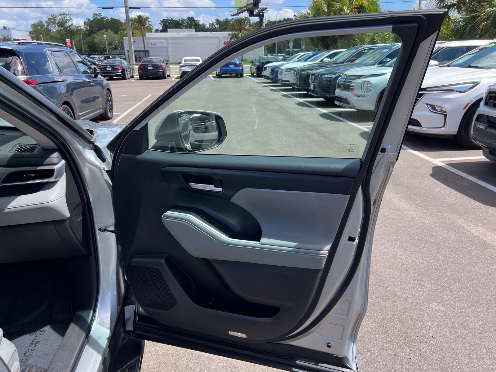 Used 2023 Toyota Highlander XLE FWD image 54