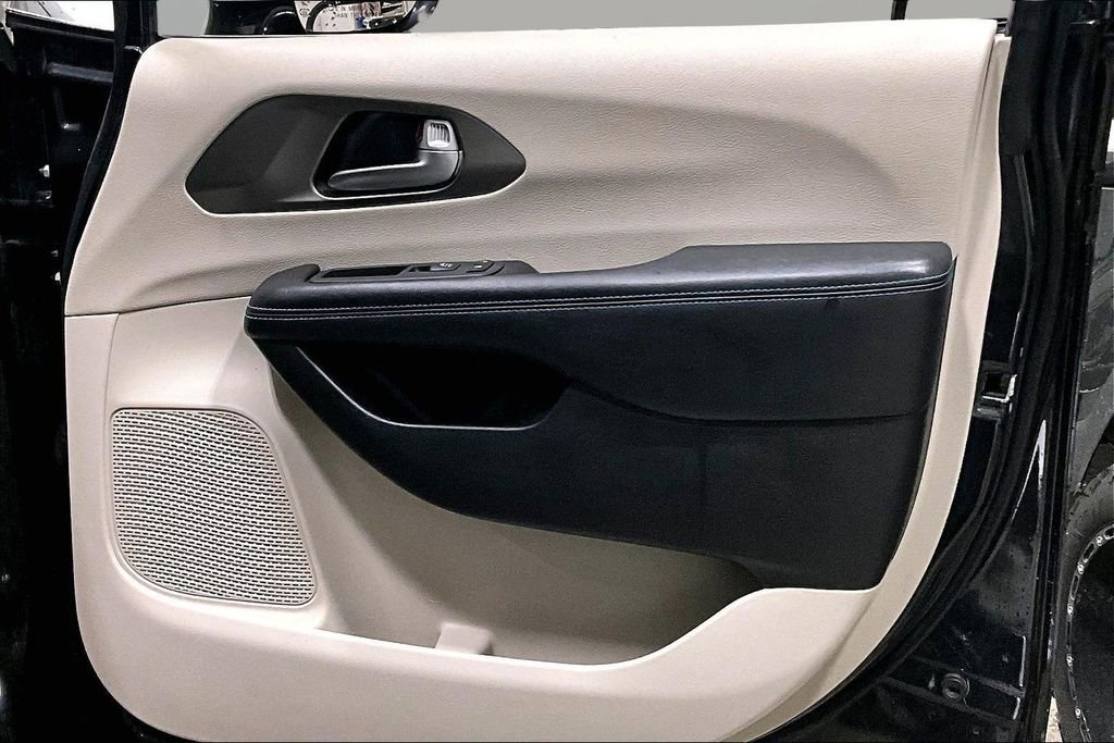 Used 2021 Chrysler Pacifica Touring-L image 25