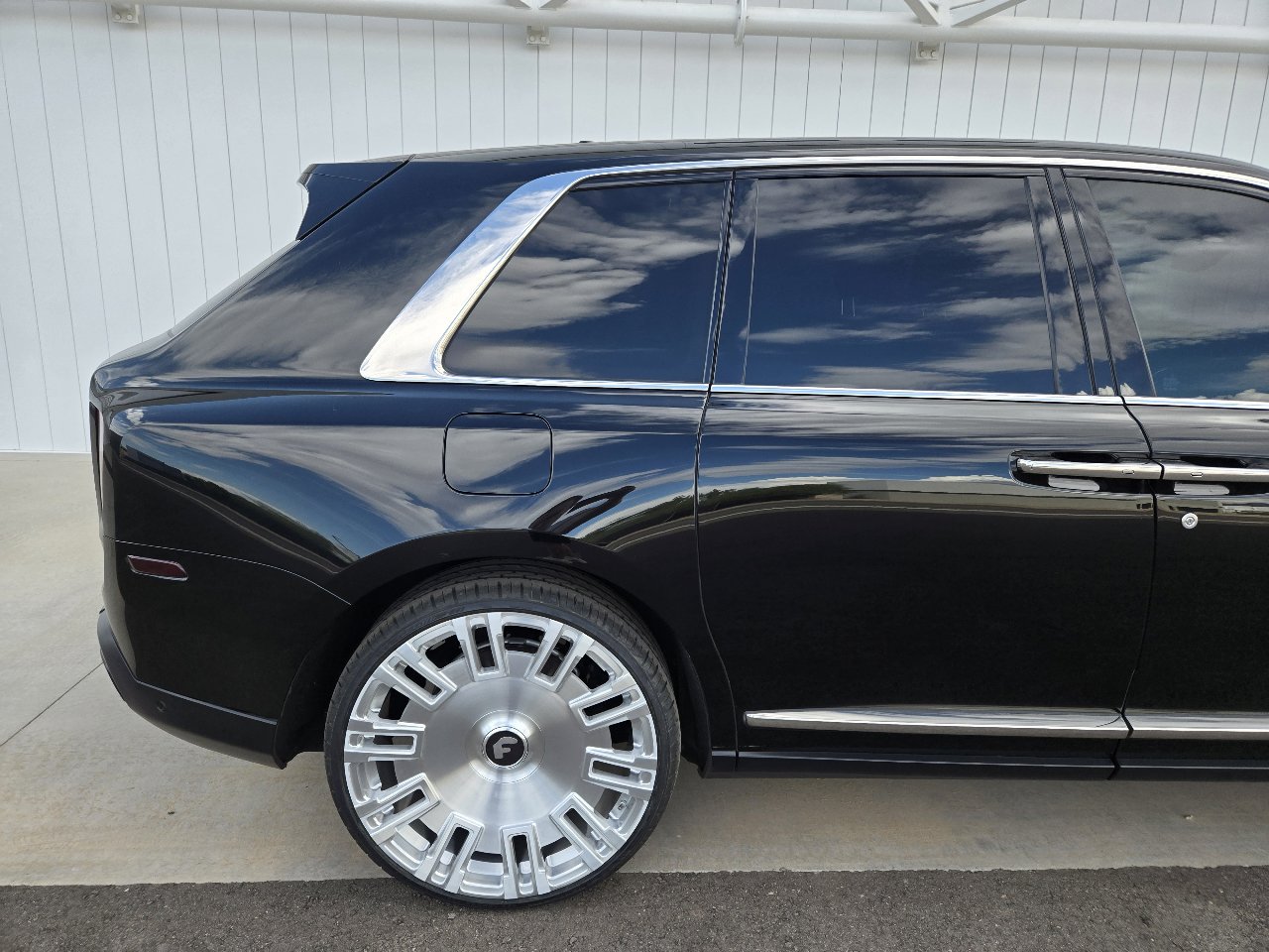 Used 2020 Rolls-Royce Cullinan Black Badge image 17