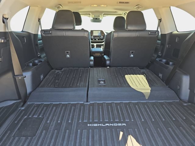 Used 2020 Toyota Highlander XLE AWD/4WD image 14