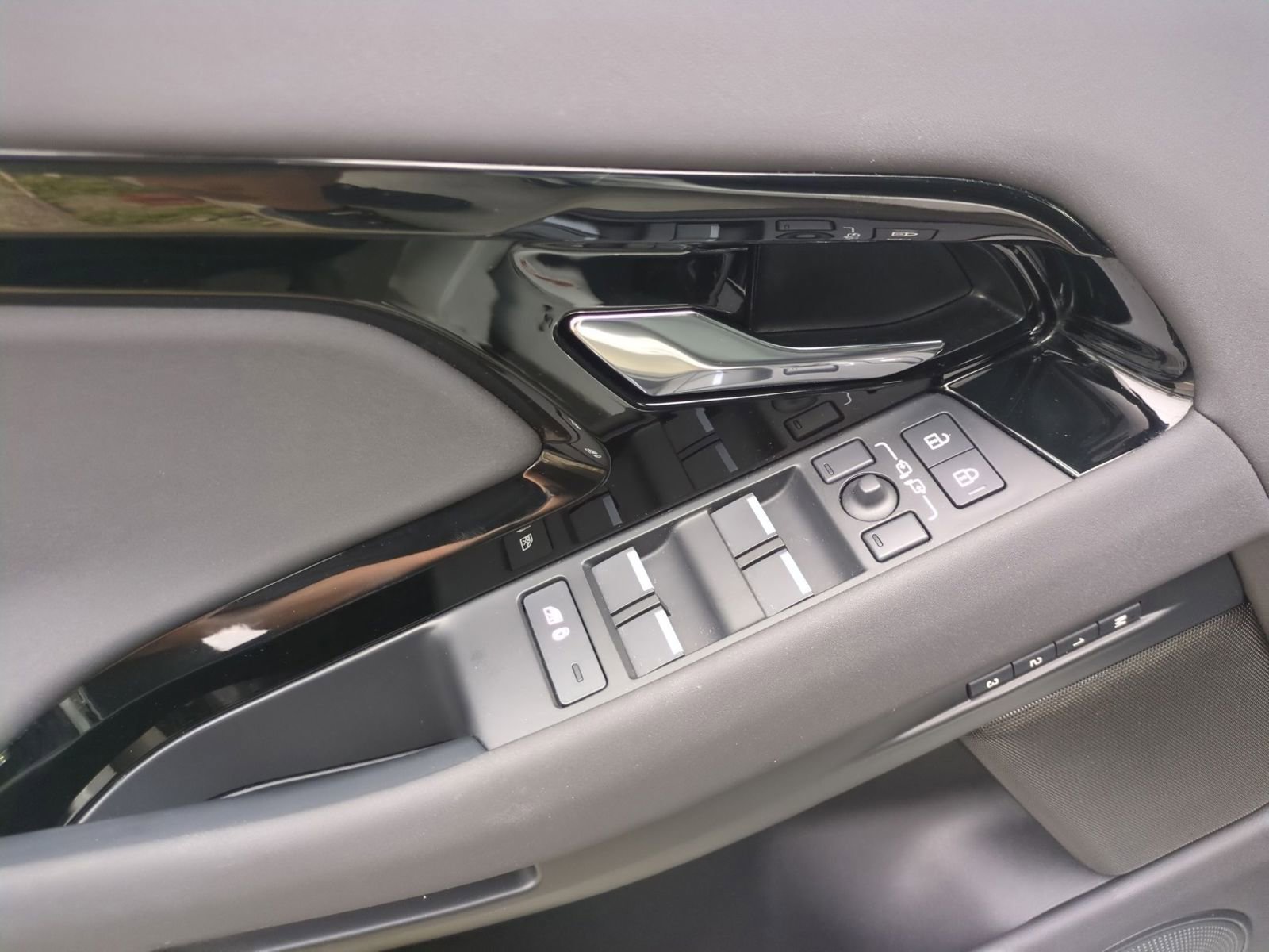 Used 2025 Land Rover Range Rover Evoque S image 12