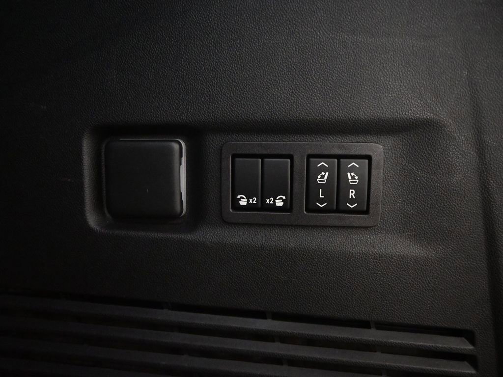 Used 2024 GMC Yukon XL AT4 w/ Technology Package image 44