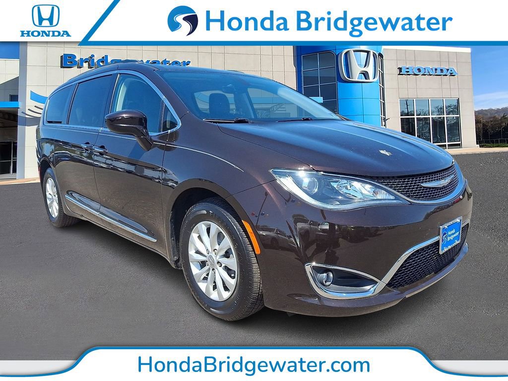 Used 2017 Chrysler Pacifica Touring-L FWD image 1