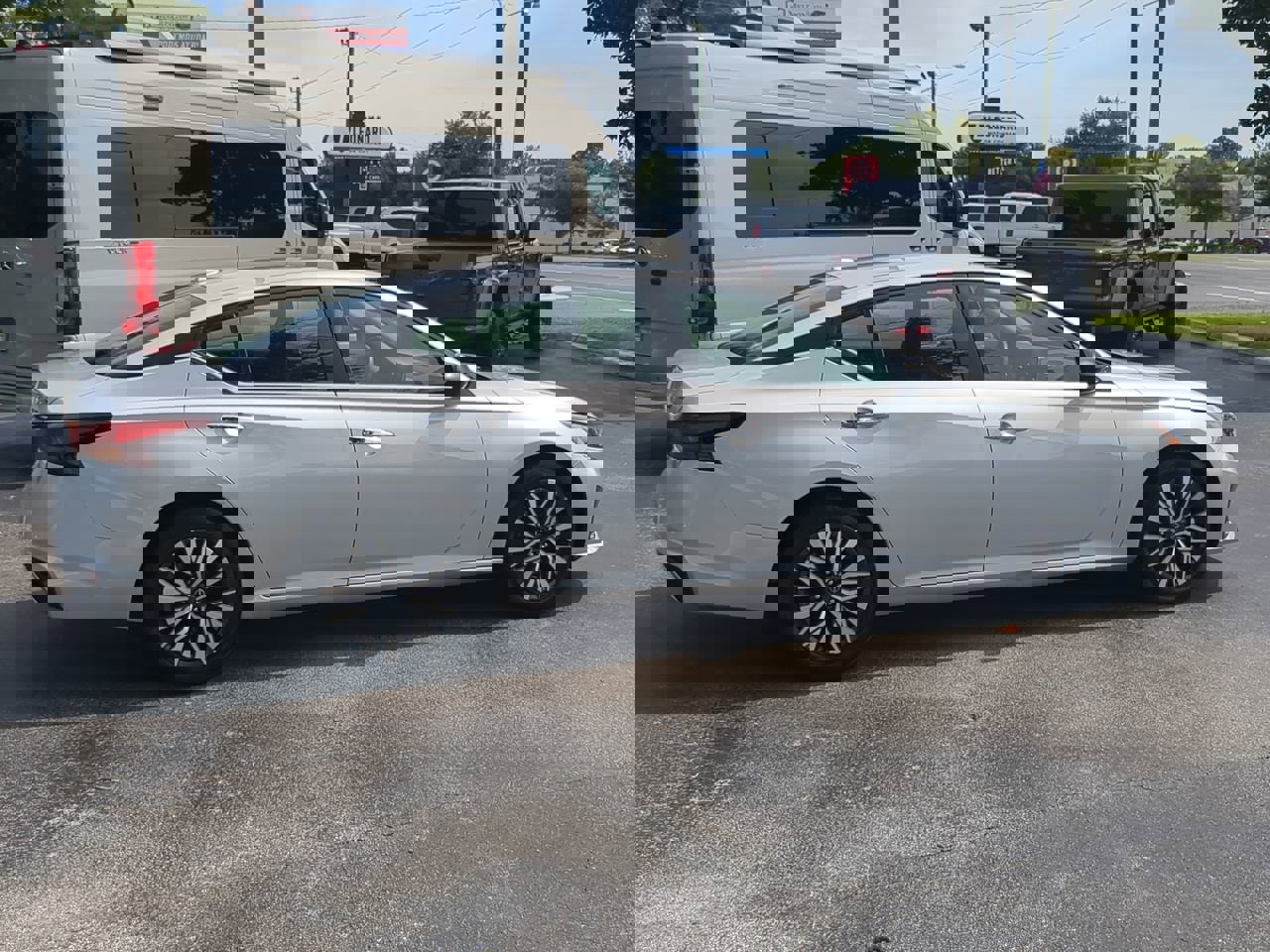 Used 2024 Nissan Altima 2.5 SV image 4