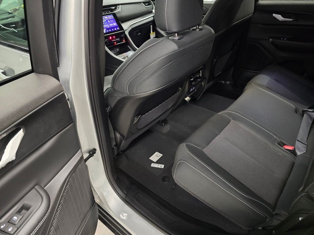 New 2025 Jeep Grand Cherokee Laredo w/ Luxury Tech Group I RWD image 27