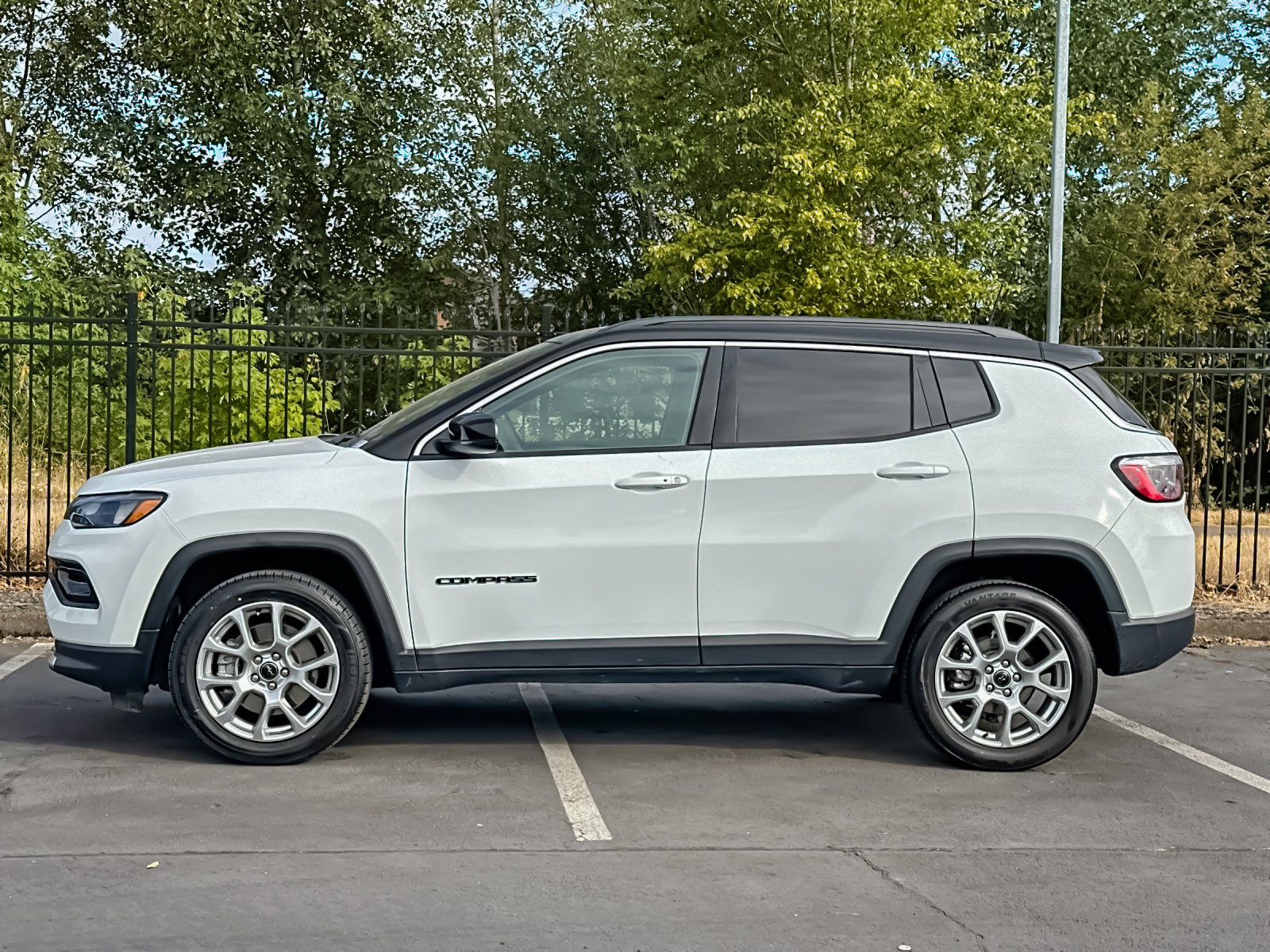 Used 2025 Jeep Compass Limited AWD/4WD image 6