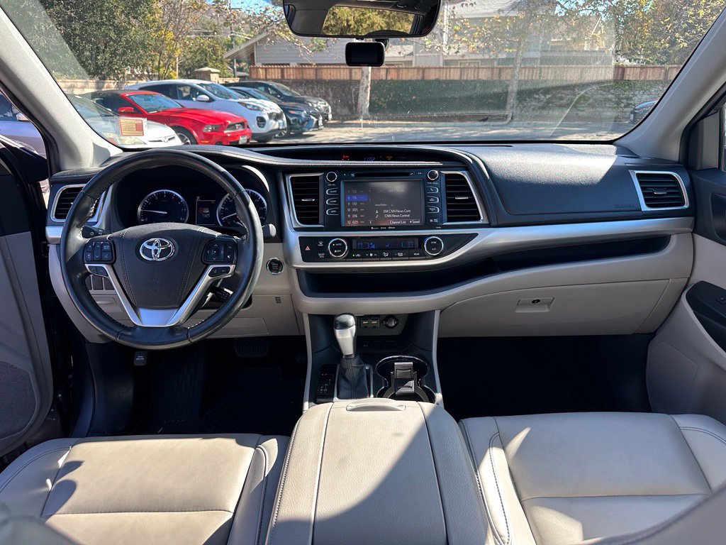Used 2019 Toyota Highlander XLE FWD image 11
