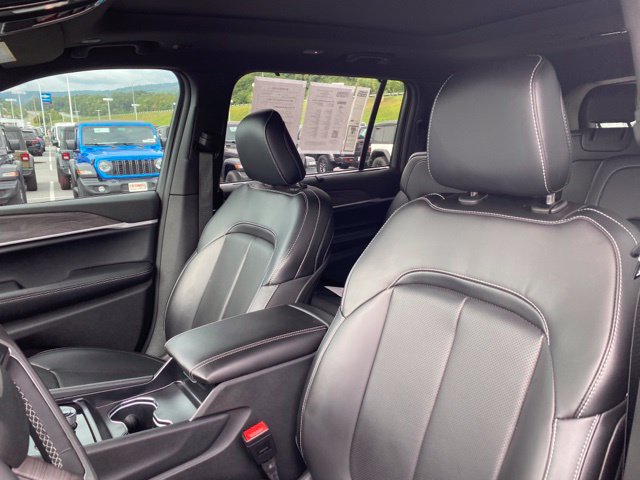 Used 2025 Jeep Grand Cherokee L Limited w/ Luxury Tech Group II AWD/4WD image 16