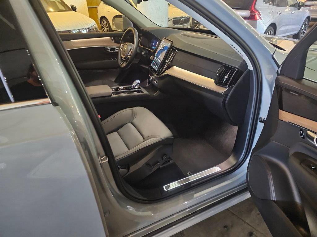 Used 2026 Volvo XC90 B6 Plus w/ Protection Package AWD/4WD image 9