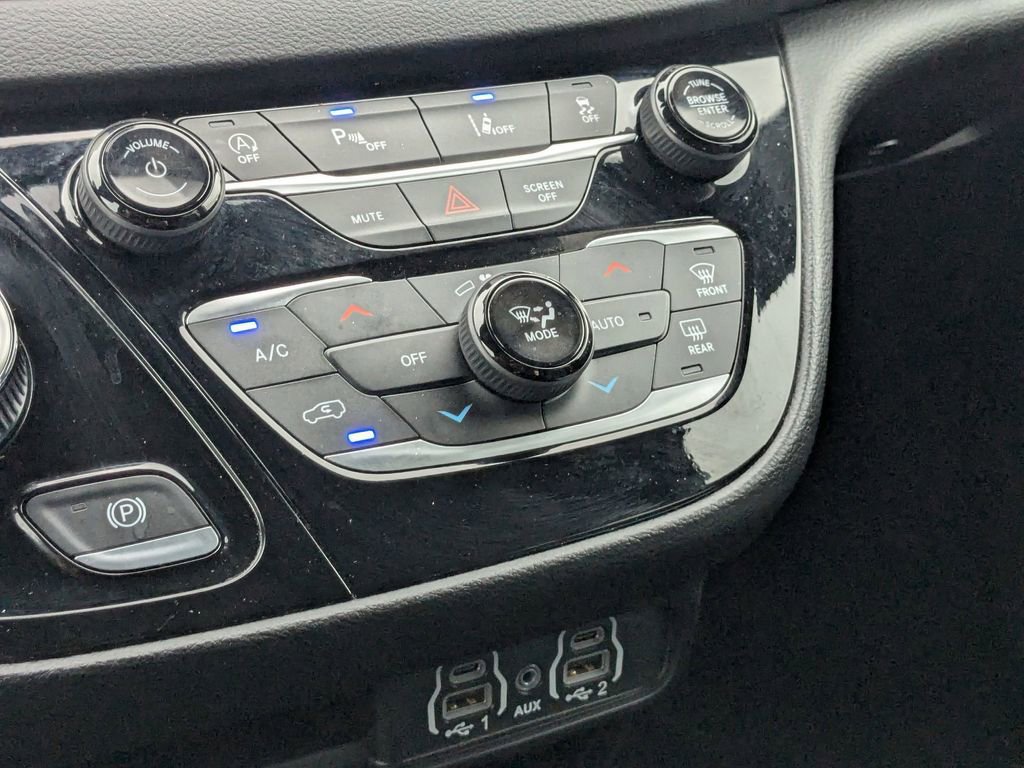 Used 2025 Chrysler Pacifica Select image 22