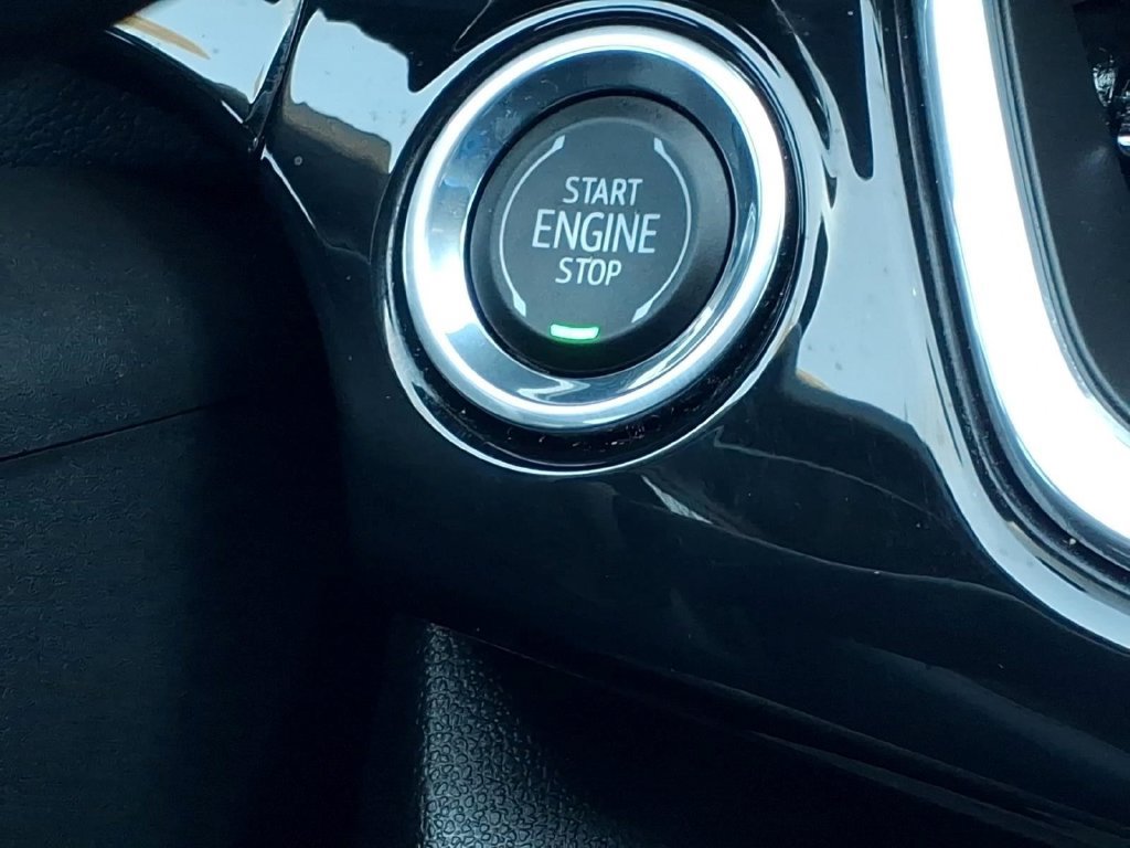 Used 2025 Chevrolet Trax RS w/ Sunroof Package FWD image 27